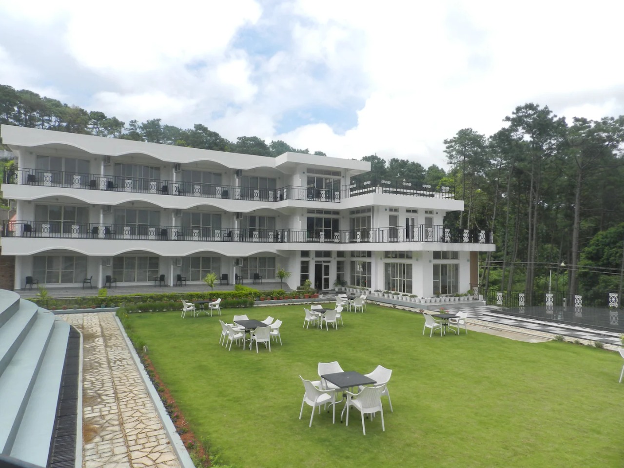 La Nicholas Dei Da Kine Resort Shillong Side Image 1